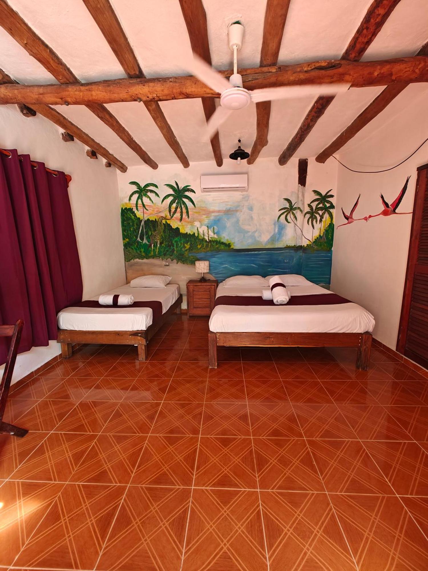 Casa Victor Avila ホルボックス島 エクステリア 写真